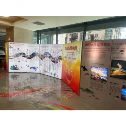 觀光署攜帶式卡布燈箱100X200CM-3.jpg